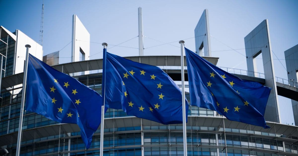 Trei steaguri ale Uniunii Europene fluturând în fața clădirii Parlamentului European